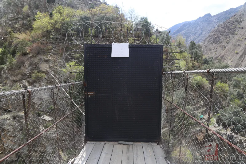 Bu köy kendinden izole! Asma köprüye 'korona' kapısı 6