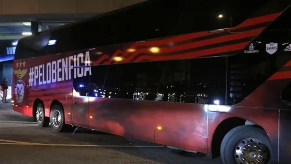 Portekiz'de skandal olay! Benficalı taraftarlar teknik direktör ve futbolcuları tehdit etti - 1