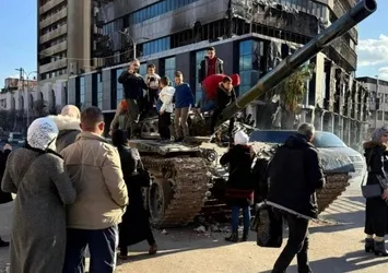 Esad'ın tankları çocuklara oyuncak oldu