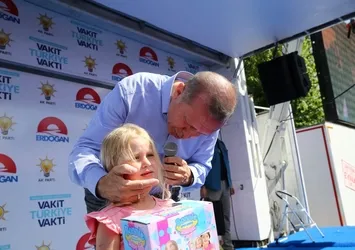 Cumhurbaşkanı Erdoğan'ın Isparta mitinginde sevgi dolu anlar