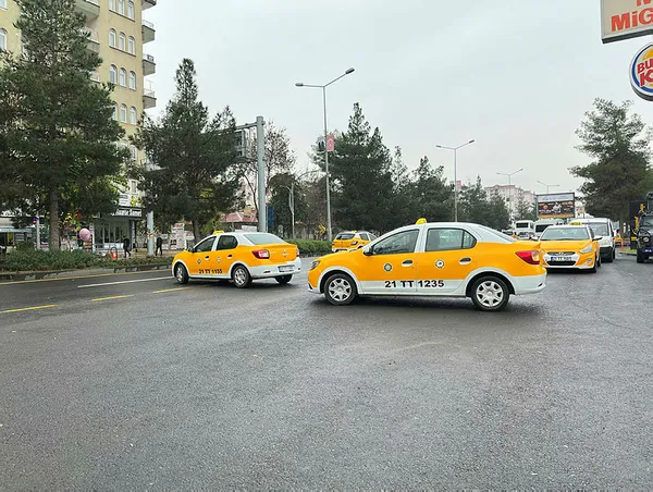 Diyarbakır'da taksicilerden HDP'li Garo Paylan'a sert tepki: Belediyeleriniz bizi perişan etti - 2