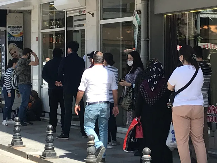 uzun-kuyruklar-olustu-magaza-indirimi-koronavirus-dinlemedi-1589442968545.jpg Uzun kuyruklar oluştu! Mağaza indirimi koronavirüs dinlemedi - 2