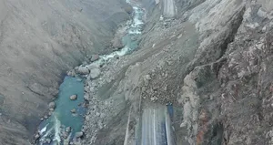 Hakkari’de korkutan heyelan