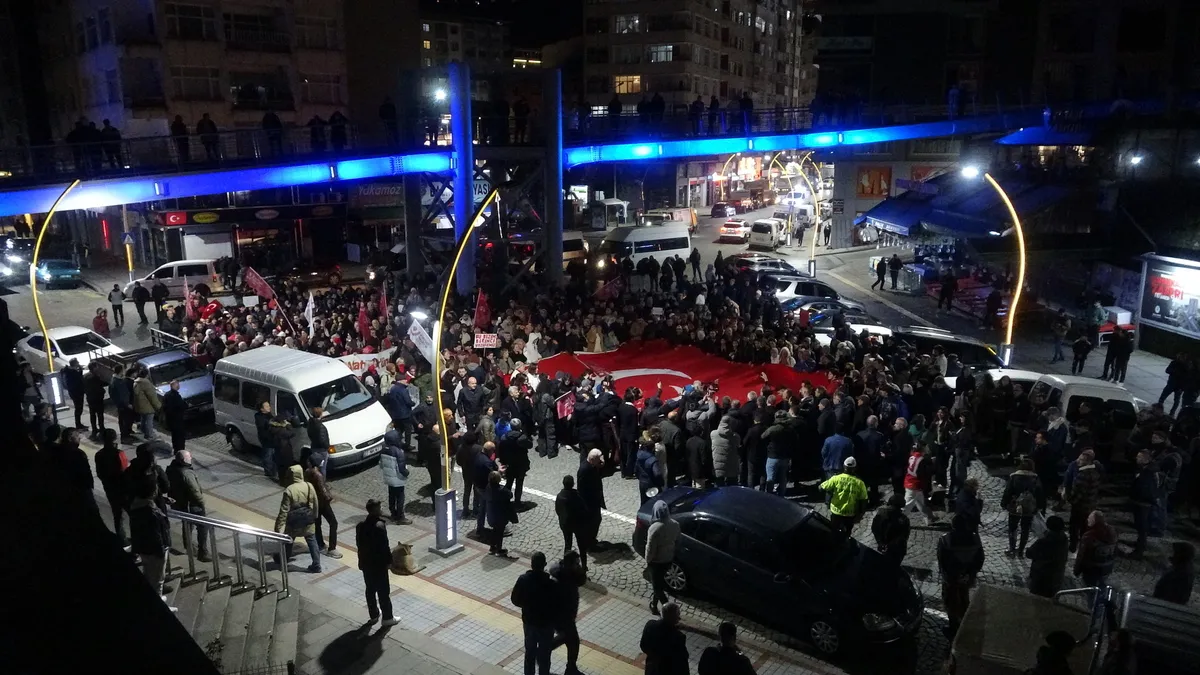 İmamoğlu protestosunda gerginlik: Vatandaşlara saldırdılar!