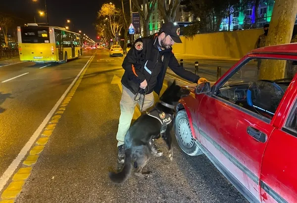 istanbul-genelinde-huzur-uygulamasi-araclar-arandi-surucu-belgeleri-kontrol-edildi-1708633586708.jpg İstanbul genelinde huzur uygulaması! Araçlar arandı, sürücü belgeleri kontrol edildi - 2