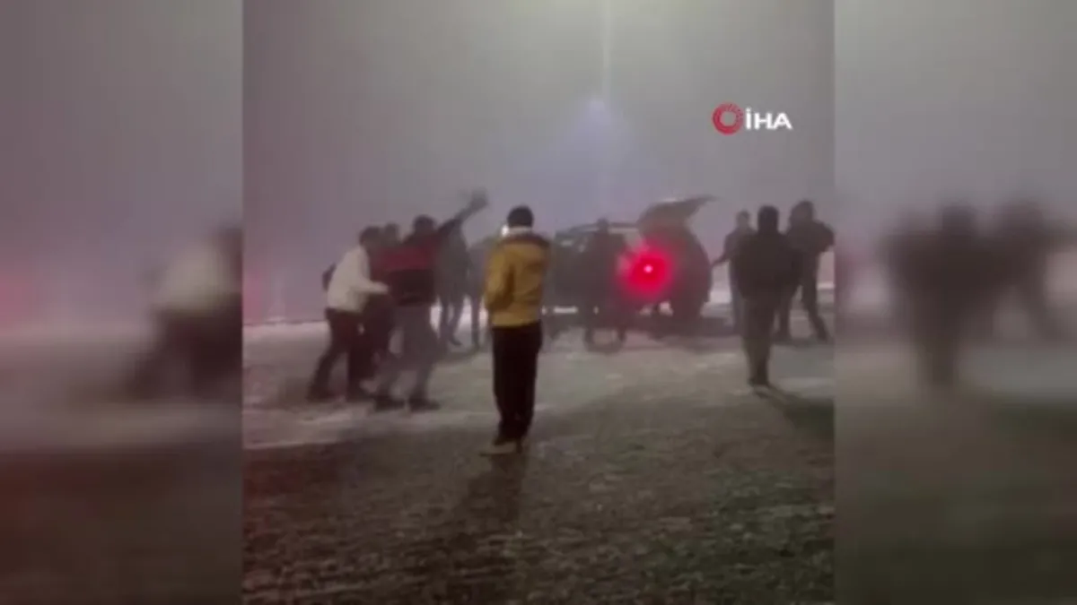 Elazığ’da kar yağışı ‘halayla’ kutlandı