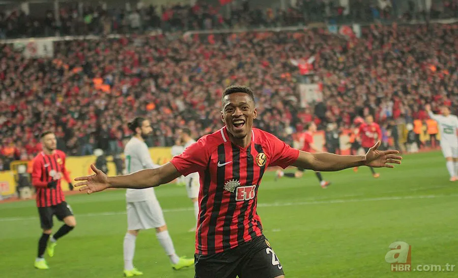 Galatasaray 3. bombayı patlatıyor! 15