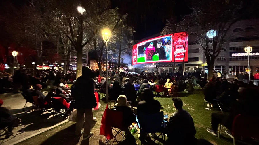 bizim-cocuklar-tarih-yazdi-bayragini-alan-sokaklara-dokuldu-iste-yurttan-kareler-1774994056632.jpg FOTOĞRAF (AA)