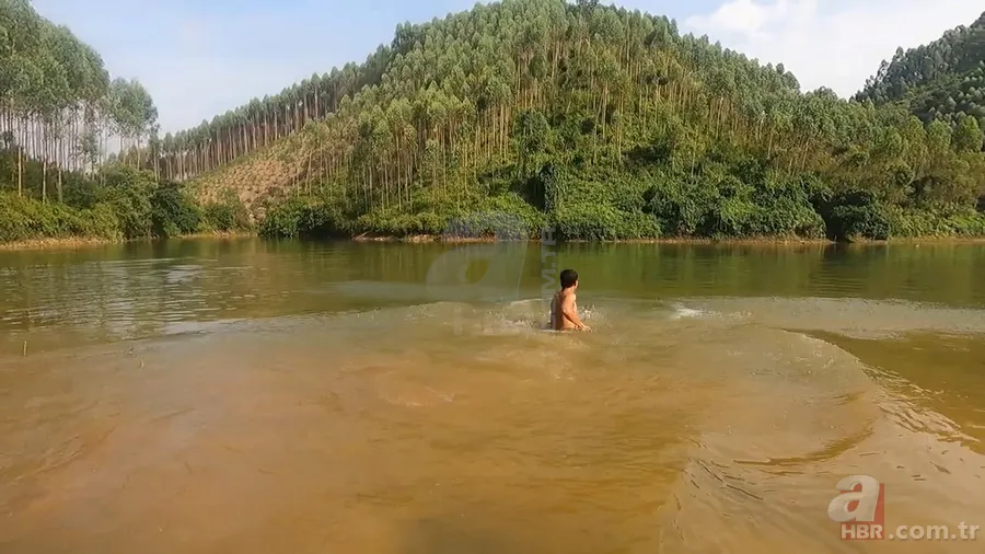 Dev anakonda yılanı nehirde yüzen gençlere saldırdı! Korku dolu anlar görüntülendi 18