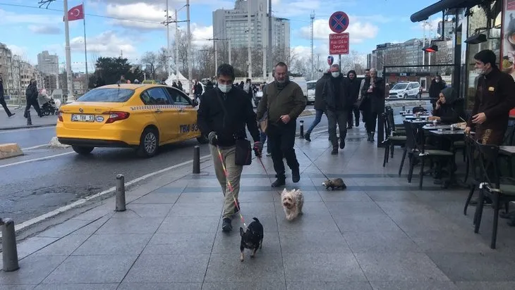 Taksim Meydanı’nda görenleri şaşırtan olay! Arkadaşı köpek gezdirirken o bakın ne ile dolaştı