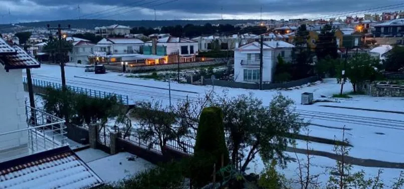 İzmir'de kar gibi dolu yağdı! Çok sayıda mahalle beyaza büründü