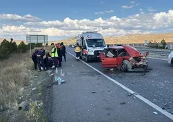 Sivas-Kayseri yolunda feci kaza! Tıra arkadan çarpan otomobil hurdaya döndü