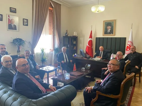 1709292353855.jpg CHP'de fotoğraf krizi! Özgür Özel yerine Kemal Kılıçdaroğlu'nun fotoğrafını duvarda! Amir odasından gönderme... - 4