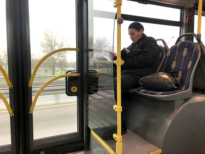 Metrobüste "pes" dedirten olay! Maskeyi yüzüne takacağına cebine attı - 2