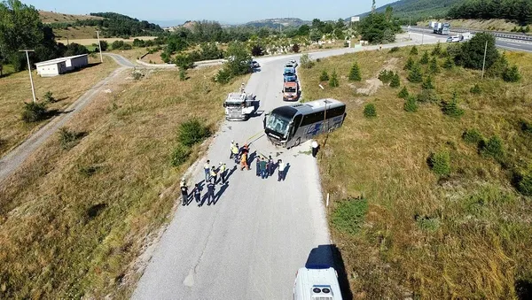 1690264111276.jpeg Bolu'da kontrolden çıkan yolcu otobüsü devrildi! Çok sayıda yaralı var - 2