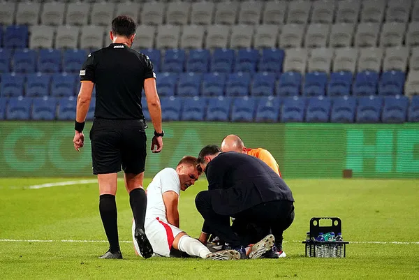 galatasarayda-sakatlik-soku-kazimcan-karatas-soyunma-odasina-goturuldu-1695494555954.jpg Galatasaray'da sakatlık şoku: Kazımcan Karataş soyunma odasına götürüldü - 2