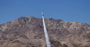 Roket yapıp kendisini uzaya fırlattı