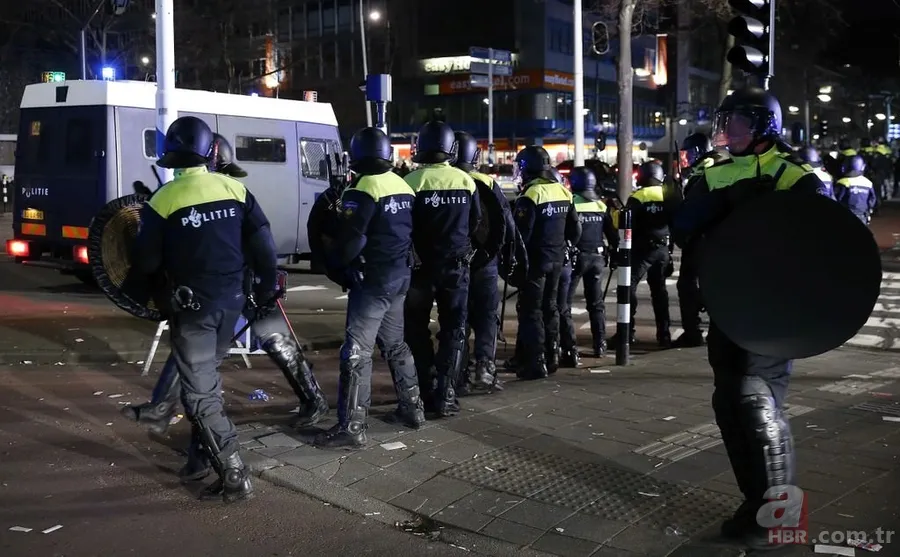 Hollanda'da Türk vatandaşlarına polis köpekleriyle müdahale 17