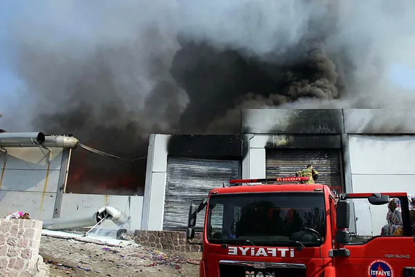 Son dakika: Uşak'ta iplik fabrikasında yangın - 2