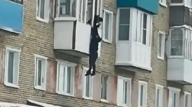 Rusya'da evli kadınla basılan adam böyle firar etti! O anlar kamerada - 2