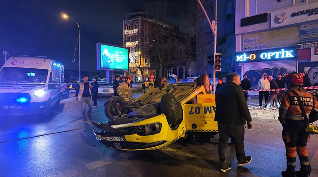 Kadıköy'de taksi takla attı: 2 yaralı