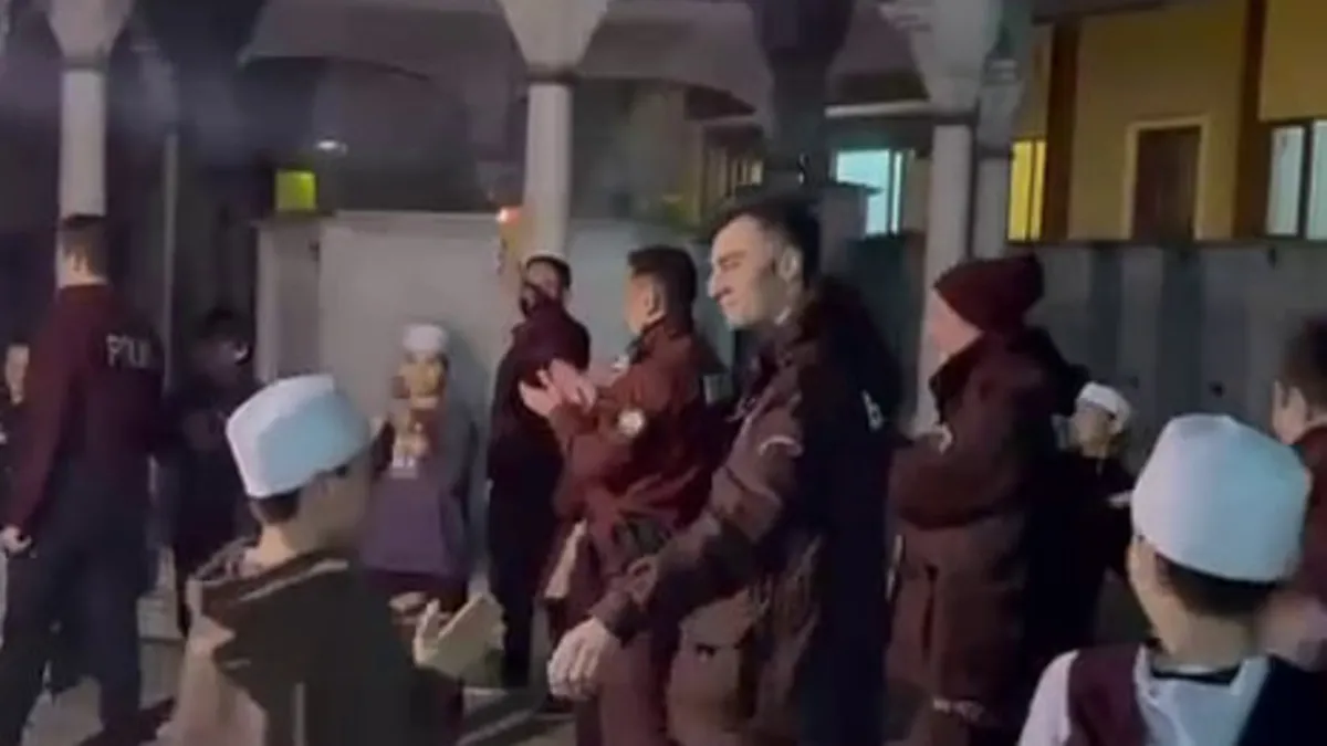 Kur'an kursu öğrencilerinden polislere gece sürprizi