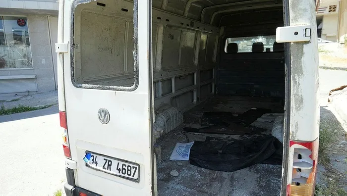 istanbul-arnavutkoyde-terkedilmis-araclar-mahallelinin-korkulu-ruyasi-oldu-1720333074972.jpeg İstanbul Arnavutköy'de terkedilmiş araçlar mahallelinin korkulu rüyası oldu - 2