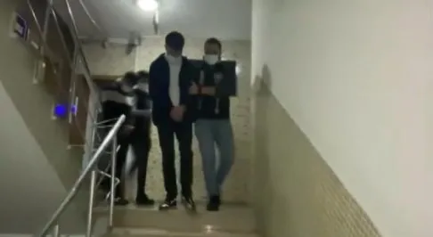 esenyurtta-caldiklari-aracla-soygun-yapip-iste-boyle-calariz-yazan-zanlilar-yakalandi-1640786473015.jpg Esenyurt’ta çaldıkları araçla soygun yapıp "işte böyle çalarız" yazan zanlılar yakalandı! - 3