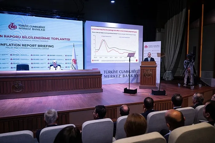 2025in-2-enflasyon-raporu-merkez-bankasindan-2025-ve-2026-enflasyonu-icin-flas-tahmin-1747904052284.jpeg Merkez Bankası Başkanı, hizmet enflasyonunda yavaşlama görüldüğünü söyledi. (AA)