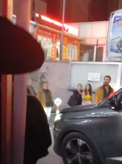 istanbulda-sokak-ortasinda-birbirlerine-girdiler-iki-kadinin-kavgasi-kamerada-1667632373120.jpg İstanbul’da sokak ortasında birbirlerine girdiler! İki kadının kavgası kamerada - 1
