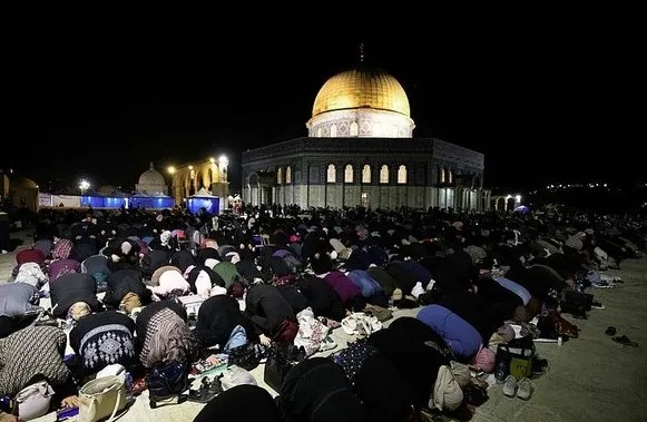 Son dakika: İşgalci İsrail polisi Mescid-i Aksa’da nöbet tutan Müslümanlara saldırdı