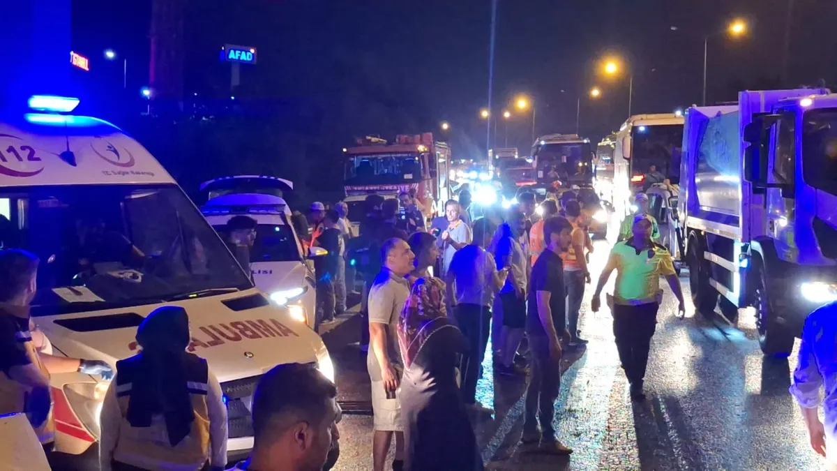 Eyüpsultan'da 16 araçlı zincirleme kaza: 6 yaralı