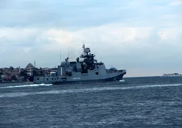 Rus savaş gemisi İstanbul Boğazı'ndan geçti