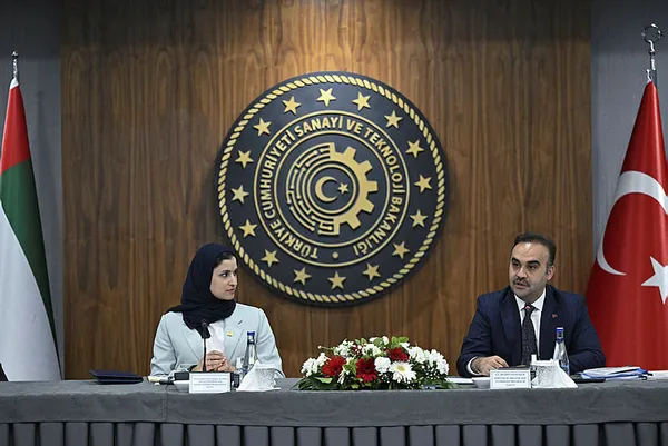 Bakan Kacır BAE’li mevkidaşı Al Amiri ile bir araya geldi