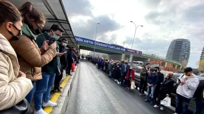 İstanbul'da arızalanan metrobüs yoğunluğa neden oldu! Vatandaşın İBB isyanı: İstanbullu sayenizde perişan oluyor