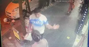 Yolda yürüyen kadını tokatladı!