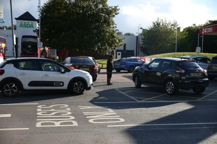 İngiltere’de asker sokağa iniyor! Pazartesiden itibaren akaryakıt dağıtmaya başlayacak