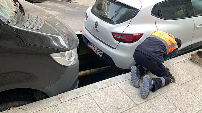 İstanbul Şişli’de yol çöktü! Otomobil ve minibüs içine düştü