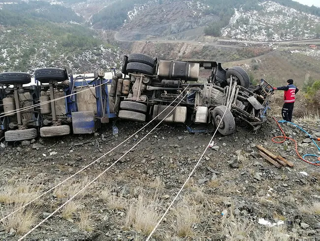 Sakarya'da şarampole devrilen TIR'ın sürücüsü öldü - 2