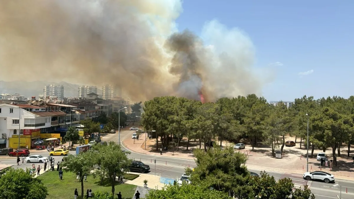 Antalya'da iki ayrı orman yangını! Ekiplerin hızlı müdahalesi sonuç verdi