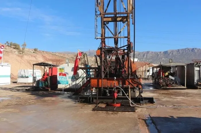 kara-altin-guneydoguyu-degistiriyor-berat-albayrakin-hamleleri-meyvelerini-veriyor-1756697907477.jpeg Gabar'da petrol çalışmaları (AHABER ARŞİV)