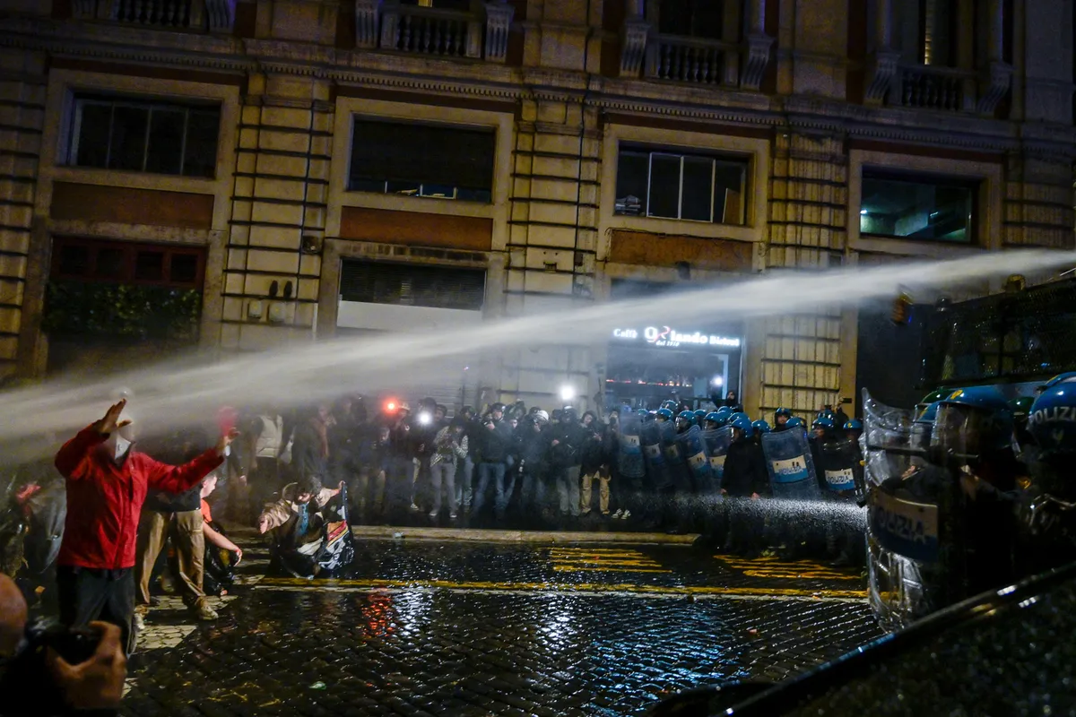 avrupada-yasanan-protesto-dalgasi-sokaklari-karistirdi-1792869617113.jpg Paris’ten Roma’ya büyük kaos! A Haber Avrupa'daki protestoların kalbinde - 5