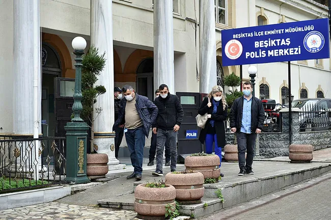 İstanbul’da temizlik işçisi süpürgesine takılan 270 bin doları polise teslim etti - 3