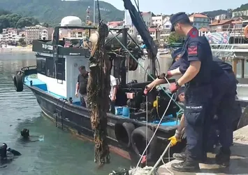 Dalgıçlar limandaki çöpleri temizledi