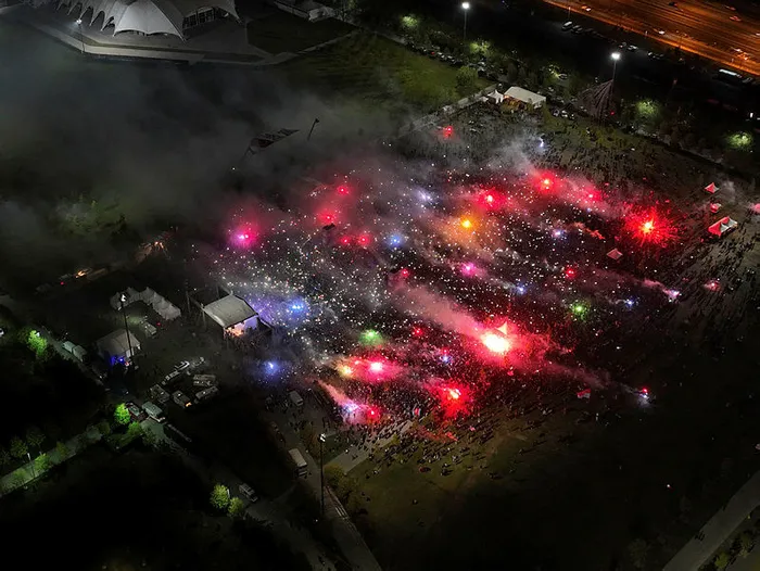 Trabzonspor’un şampiyonluk kutlamasında ışık şov! 176 bin taraftar katıldı