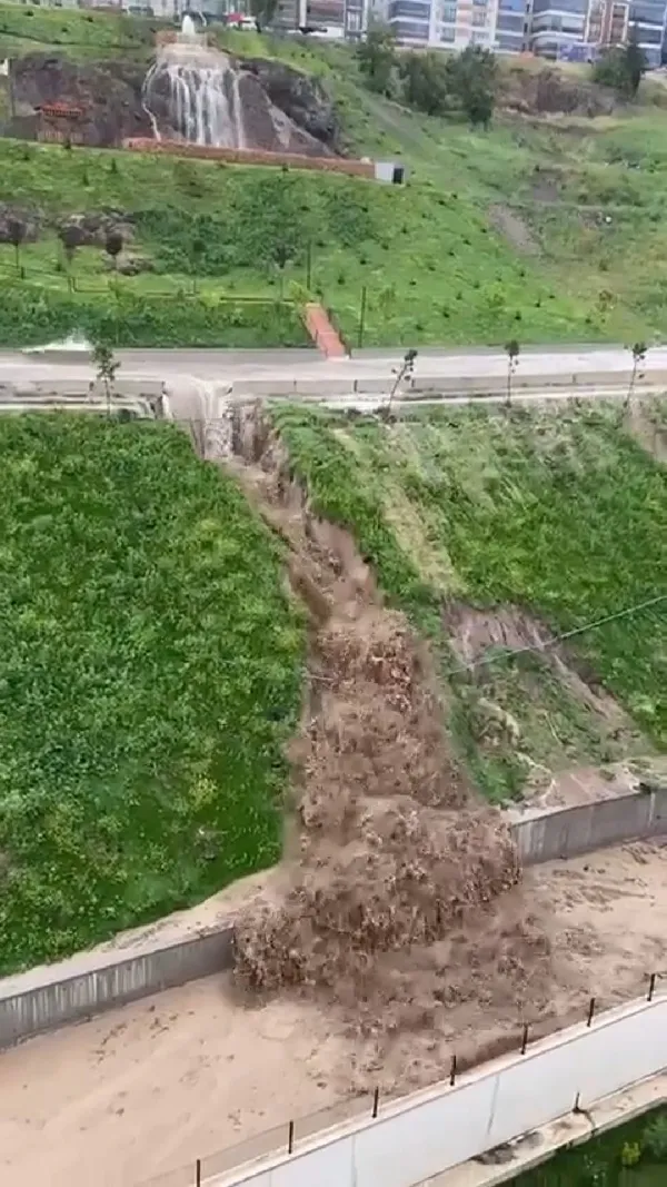 1686816115556.jpg Ankara'da belediye otobüsü dehşet saçtı! Göle dönen yoldan geçti su evlere hasar verdi - 2