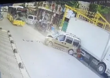 Yine İETT yine kaza! Hafif ticari araç ile kafa kafaya çarpıştı!