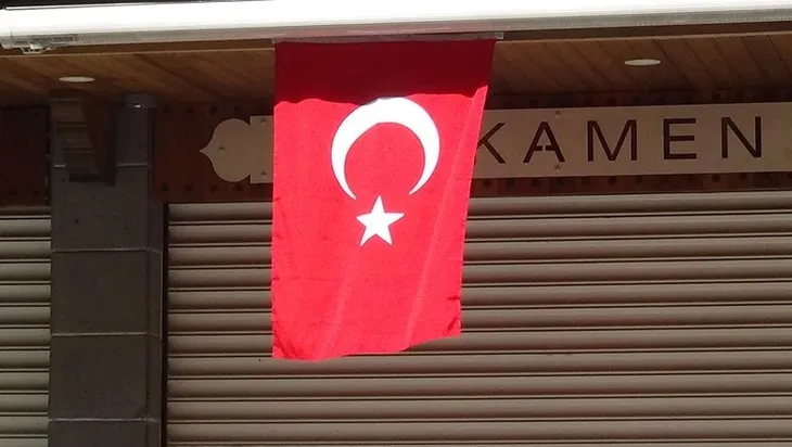 Terörün izlerinin silindiği Sur’da esnaf iş yerlerini Türk bayrakları ile donattı