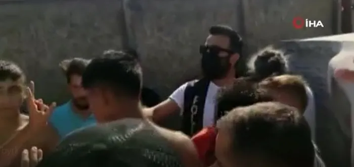 Büyükçekmece’de İran uyruklu kadından Türk bayrağına çirkin saldırı! Vatandaşlardan büyük tepki - 3