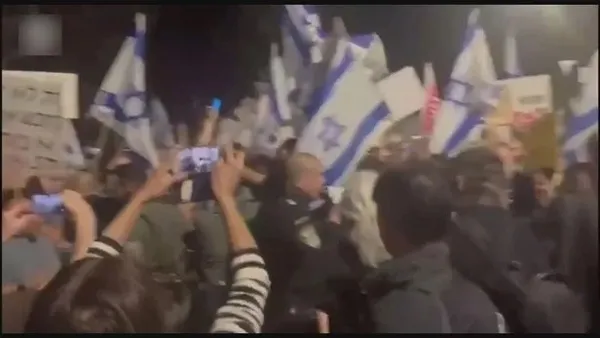 Binlerce İsrailliden Netanyahu’nun evinin önünde protesto! Tüm dünya Filistin için sokaklara döküldü